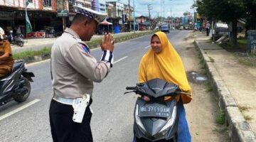 Teguran Simpatik, Personel Satlantas Polres Aceh Timur Imbau Warga Patuhi Aturan Berlalu Lintas
