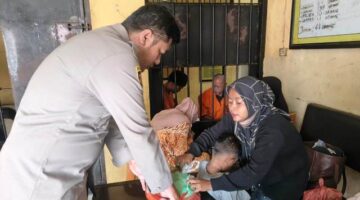 Petugas Cek Barang Bawaan Pembesuk Tahanan di Polres Aceh Timur