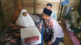 Foto: Kapolsek Tanah Luas, Ipda Marzuki Saat Menyerahkan Bingkisan Kepada Warga Miskin