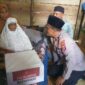 Foto: Kapolsek Tanah Luas, Ipda Marzuki Saat Menyerahkan Bingkisan Kepada Warga Miskin