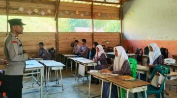 Dari Patroli ke Edukasi: Kanit Binmas Polsek Idi Tunong Jadi Jembatan Pelajar ke Dunia Digital