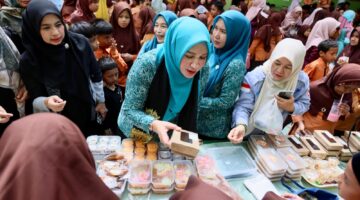 Kampanye Gemarikan, Kak Na Borong Jajanan Sehat di Market Day MIN Model