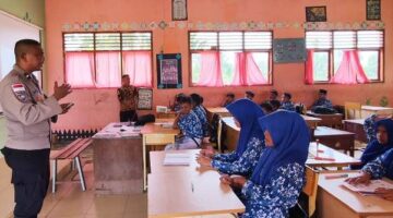 Literasi Digital Digencarkan, Kanit Binmas Polsek Idi Rayeuk Sosialisasi Aplikai E-Learning Kepada Pelajar