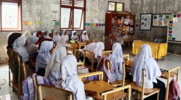 Saweu Sikula, Bhabinkamtibmas Polsek Peureulak Barat Motivasi Murid SDN Beusa Baroe
