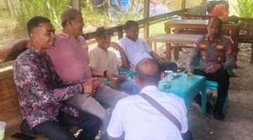 Warung Kopi Jadi Jembatan Komunikasi Kapolsek Darul Ihsan dan Warga