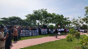 Foto: Aksi Damai Didepan Kantor Bupati Aceh Utara
