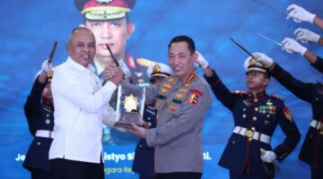 Kapolri Terima Tanda Kehormatan Adhi Bhakti Senapati dari BSSN, Tekankan Sinergi Ruang Siber