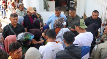 Mualem Bagikan Uang Meugang dari Dana Pribadi, Seribuan Warga Datangi Meuligoe Gubernur Aceh