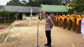 KBO Satbinmas Polres Aceh Timur Jadi Pembina Upacara di SMAN 1 Ranto Peureulak
