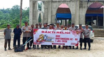 Bakti Religi HUT Bhayangkara Ke-80, Polsek Idi Rayeuk Bersama Warga Bersihkan Masjid