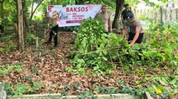 Bakti Sosial HUT Bhayangkara Ke-80, Polsek Peudawa Rawat Makam sebagai Wujud Kepedulian