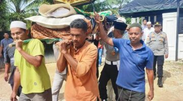 Hadir Bukan Sekadar Bertugas, Kapolsek Peureulak Barat Antar Jenazah Warga ke Pemakaman
