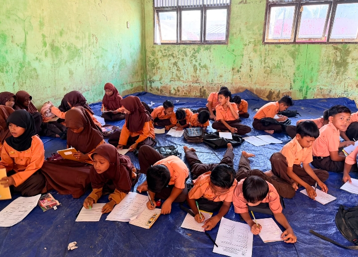 Foto: Siswa/i Salah Satu SD di Langkahan Yang Belajar diatas Lantai