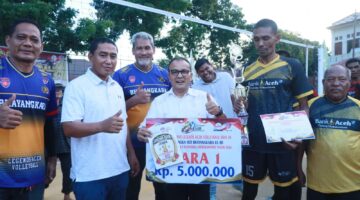 Bank Aceh Juara Turnamen Voli Legend Bhayangkara Cup 2026, Kapolres Lhokseumawe Serahkan Langsung Trofi Kemenangan.