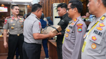 Kapolda Sumut Anugerahkan Penghargaan Admin Media Sosial Terbaik kepada Personel Brimob Polda Sumut