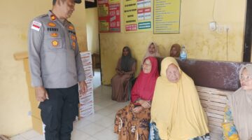 Di Balik Seragam Dan Jabatan, Ada Kepedulian: Momen Haru Kapolsek Baktiya Barat Saat berbagi Bansos Jelang HUT Bhayangkara Ke-80.