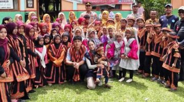 Kapolsek Simpang Jernih Dampingi Bunga Zainal Bangkitkan Semangat Anak Korban Banjir