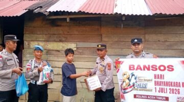 Merajut Kepedulian di Hari Bhayangkara Ke-80, Polsek Peureulak Barat Salurkan Bantuan Sosial kepada Warga