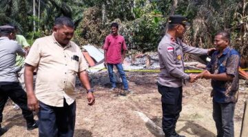 Polri Hadir di Tengah Musibah, Kapolsek Idi Tunong Salurkan Bantuan untuk Korban Kebakaran