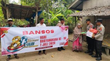 Polri Untuk Masyarakat, HUT Bhayangkara Ke 80, Polsek Julok Sentuh Warga Kurang Mampu Melalui Bansos