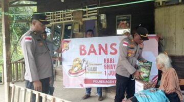 Sentuhan Polsek Peureulak di HUT Bhayangkara Ke 80, Jangkau Warga Kurang Mampu Melalui Bansos