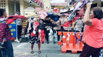 Aksi Demo Jilit II, Kesal Karena Selalu Dibohongi, Puluhan Masa Jemur BH Wanita di Depan Pintu Masuk Polrestabes Medan
