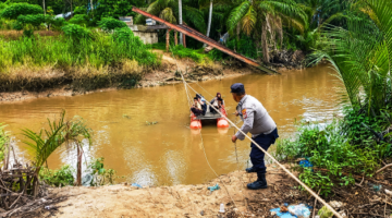 Banjir Putuskan Akses Jembatan, Anggota Polsek Darul Ihsan Bantu Pelajar Seberangi Sungai