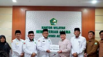 Kanwil Kemenag Aceh Salurkan Zakat Melalui Baitul Mal Aceh