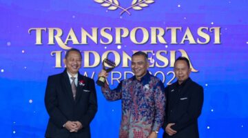 Jadi Role Model Nasional Layanan Transportasi Publik Gratis, Mualem Raih Transportasi Indonesia Award 2026