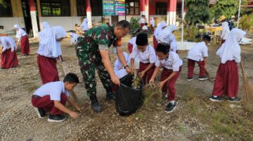 Sebelum Belajar, Babinsa Koramil 24/Dri Ajak Siswa SDN Keude Dua Bersihkan Lingkungan Sekolah