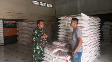 Pastikan Kebutuhan Pangan Terjaga, Babinsa Cek Stok Beras di Darul Aman