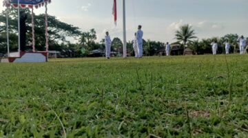 Kapolsek Simpang Jernih Pimpin Upacara Penurunan Bendera Merah Putih Dalam Rangka HUT ke-81 RI