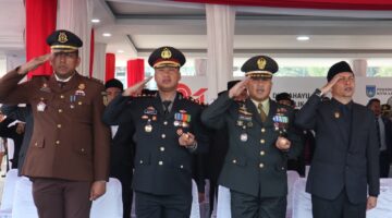 Penuh Khidmat dan Nasionalisme, Dandim 0104/Aceh Timur Ikuti Prosesi Penurunan Bendera Merah Putih HUT Kemerdekaan RI Ke-81 di Langsa