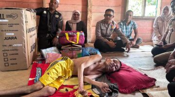 Polsek Banda Alam Dampingi Penyaluran Bantuan Kursi Roda Dan Sembako Untuk Warga Disabilitas