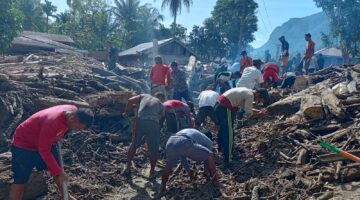 Pasca Banjir, Bandang 2025, Lalu Warga Rantau Panjang Gotong-Royong Bersihkan Jalan Pemukiman Rumah Warga