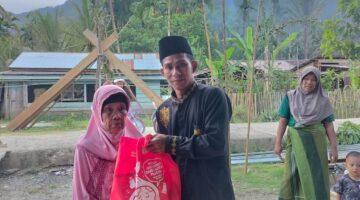 Keuchik Tampor Boor Hadir Untuk Lansia, 15 KK Sembako Tersalurkan