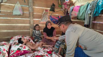 Kapolsek Banda Alam Salurkan Bantuan Sosial Kepada Anak Penderita Disabilitas Berat Di Desa Panton Rayeuk