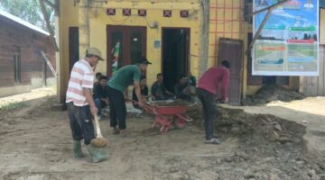 Pasca Banjir Bandang Aceh Keuchik Batu Sumbang Rangkul Warga, Bersama Sama Bersihkan Kantor Keuchik Dan Lingkungan