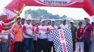 Manager Field Relations & Security Medco E&P Malaka, Hendarsyah, Lepas Ribuan Peserta Jalan Sehat Gembira (JASERA) 2026