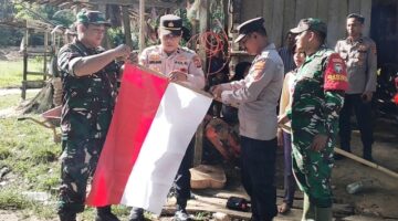 Menjemput Semangat Kemerdekaan, Kapolsek Idi Tunong Bagikan Bendera Merah Putih kepada Warga