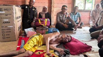 Polsek Banda Alam Dampingi Penyaluran Bantuan Kursi Roda dan Sembako untuk Warga Disabilitas