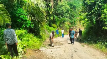 Kegiatan Gotong Royong Pemerintah Gampong Simpang Jernih Bersama Warga Menambal Jalan Yang Berlubang