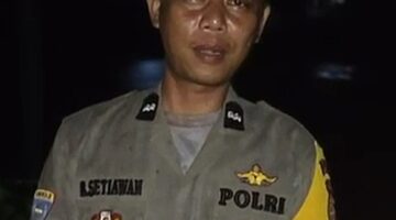 Dari Pinggiran Sungai Batu Sumbang, Bhabinkamtibmas Polsek Simpang Jernih Pantau Debit Air Sungai Dan Jalur Penyeberangan Warga