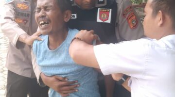 Respons Cepat Polsek Paya Bakong, Aiptu Zainuddin dan Aipda Azwar Evakuasi ODGJ yang Meresahkan Warga