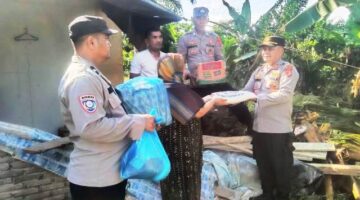 Pohon Sawit Timpa Rumah Warga, Kapolsek Idi Rayeuk Serahkan Bantuan