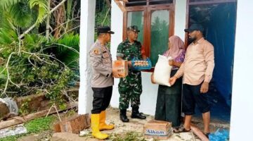 Pohon Tumbang Timpa Rumah Warga, Kapolsek Idi Rayeuk Turun Langsung Bergerak Bersama Masyarakat