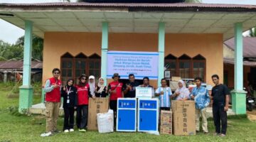 Di Tengah Jalan yang Tertimbun Longsor, Kepedulian Hadir: KITA BISA, SALAM SETARA dan RELAWAN GESIT Salurkan 3 Depot Air Siap Minum