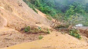 Ambulans Bawa Pasien Terjebak Longsor Susulan Di Bukit Mancang Desa Bunin