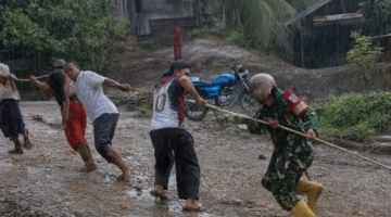 Napas Tertahan Di Tanjakan Kekening: Saat Nyawa Pasien Bergantung pada Otot Warga Simpang Jernih