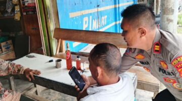 Kapolsek Nurussalam Bantu Warga Daftar Perlindungan Sosial di Darul Falah